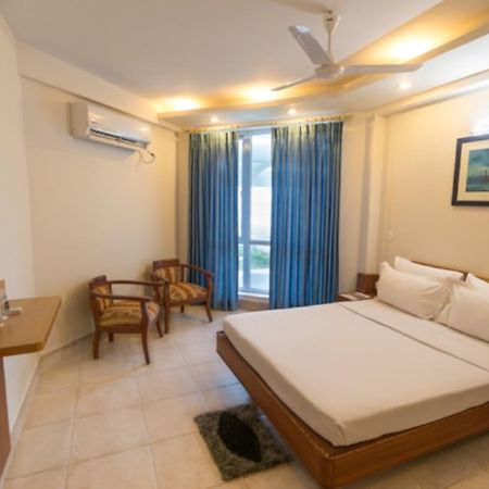 Empires Hotel Puri Bagian luar foto