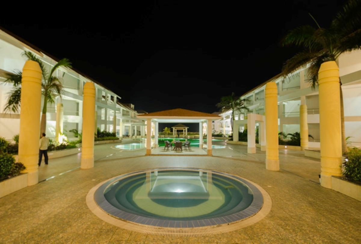 Empires Hotel Puri Bagian luar foto
