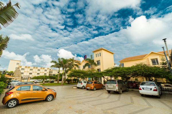 Empires Hotel Puri Bagian luar foto