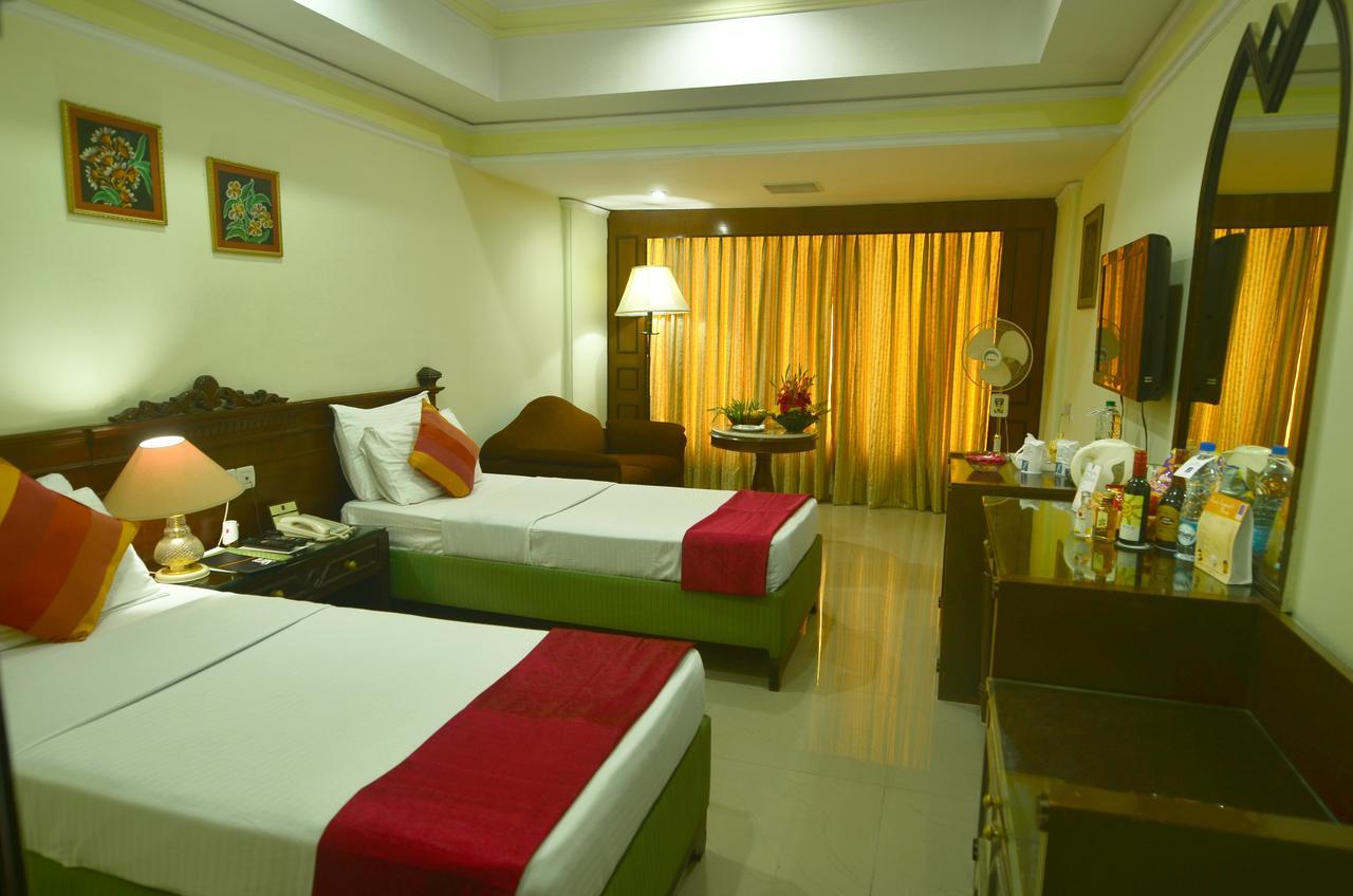 Empires Hotel Puri Bagian luar foto