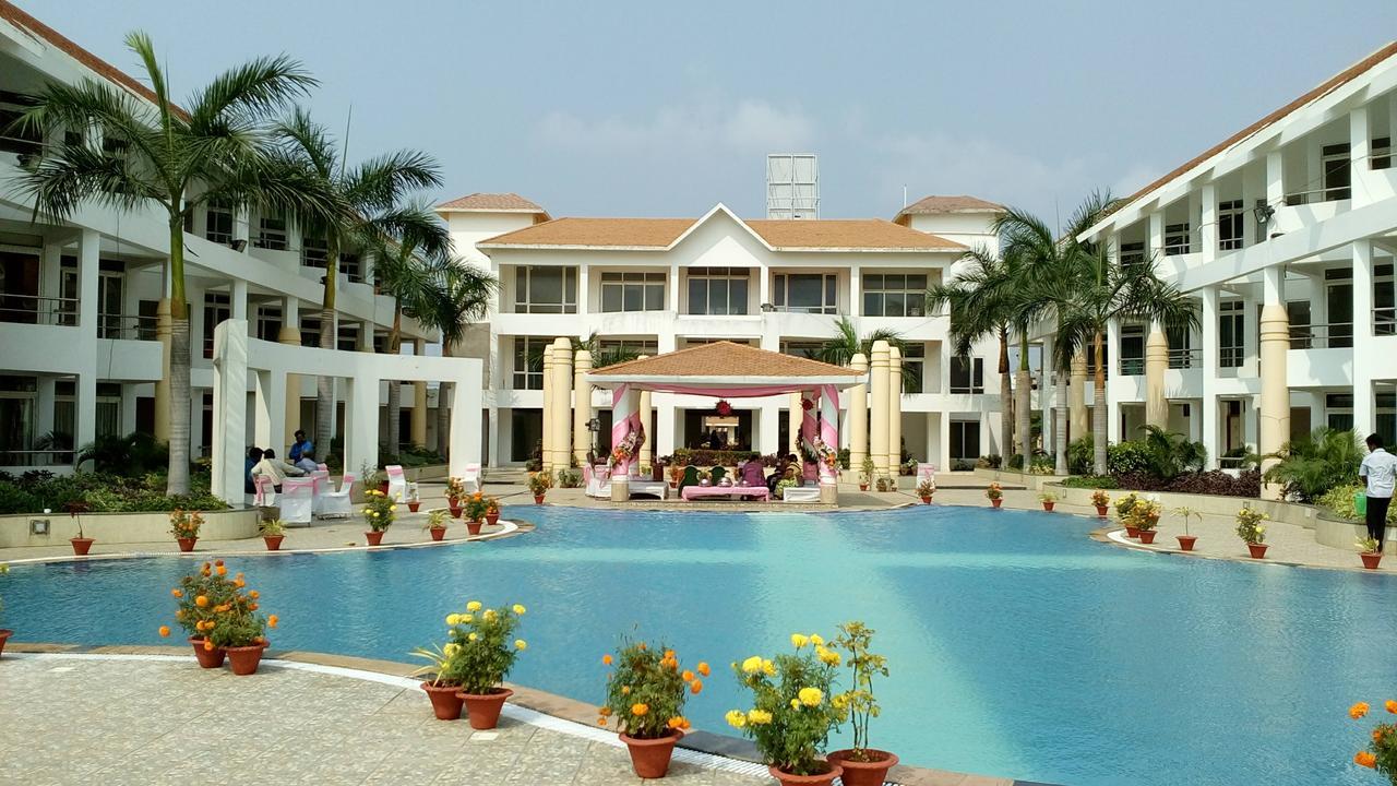 Empires Hotel Puri Bagian luar foto