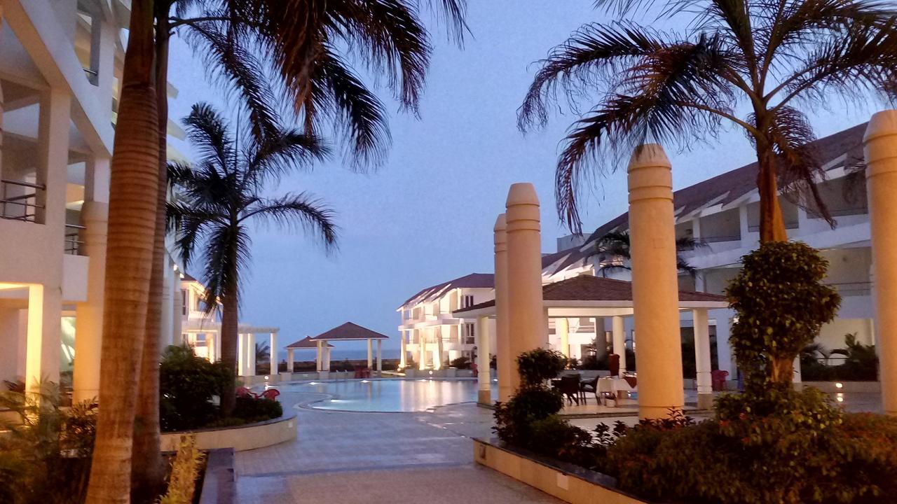 Empires Hotel Puri Bagian luar foto